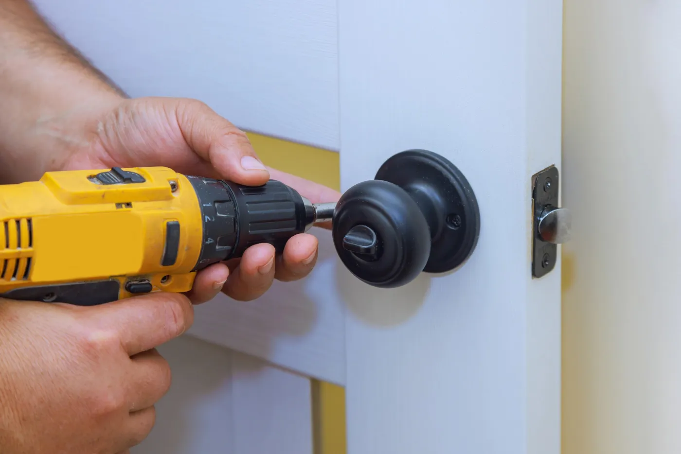 Montage d'un bouton de porte sur une entrée de pavillon à Antony