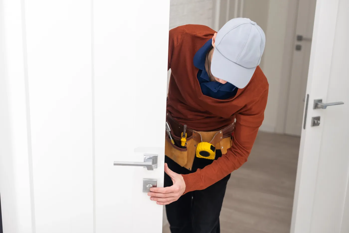 Réglage d'une serrure sur une porte d'appartement dans les Hauts-de-Seine